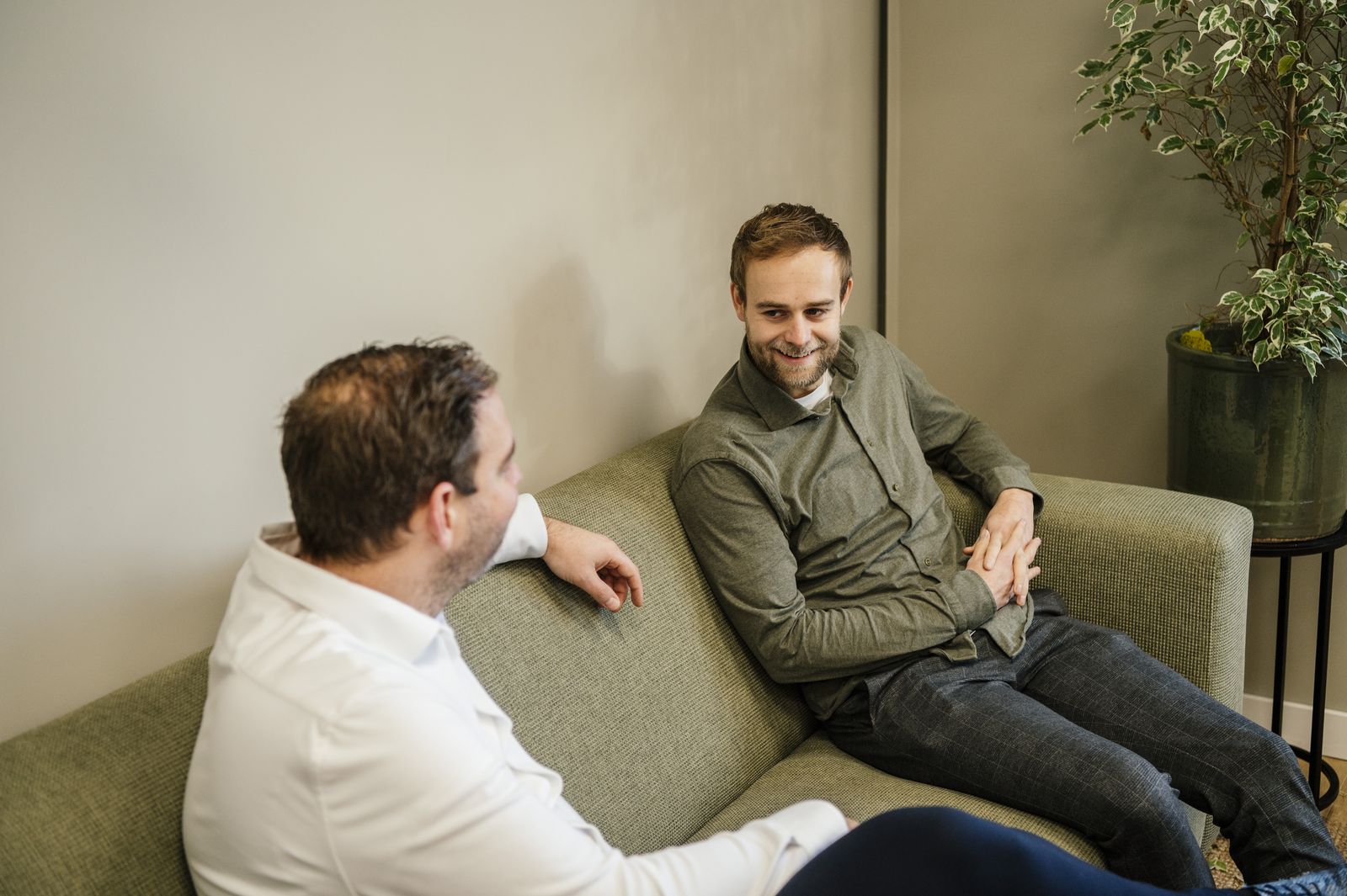 Twee collega's in gesprek op de bank