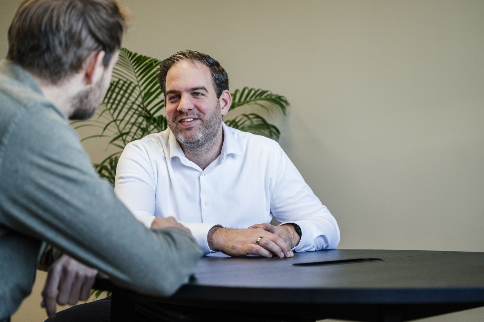 Een kennismakingsgesprek aan tafel