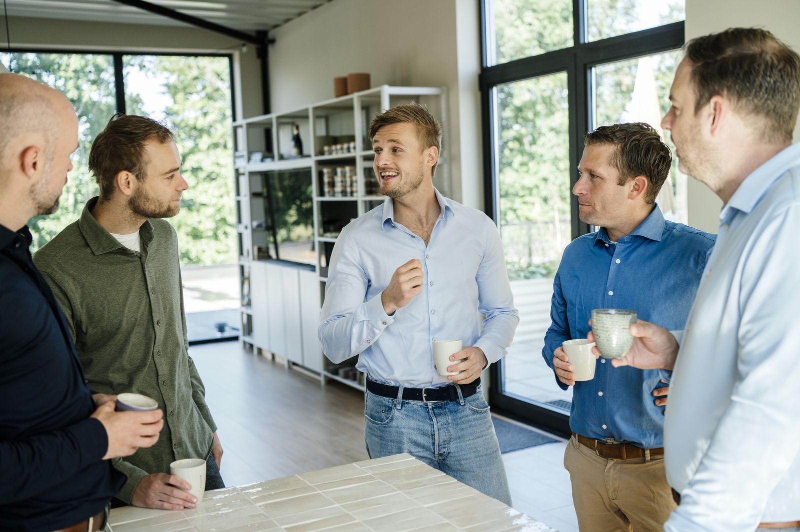 Collega's van Royaal in gesprek bij de koffie