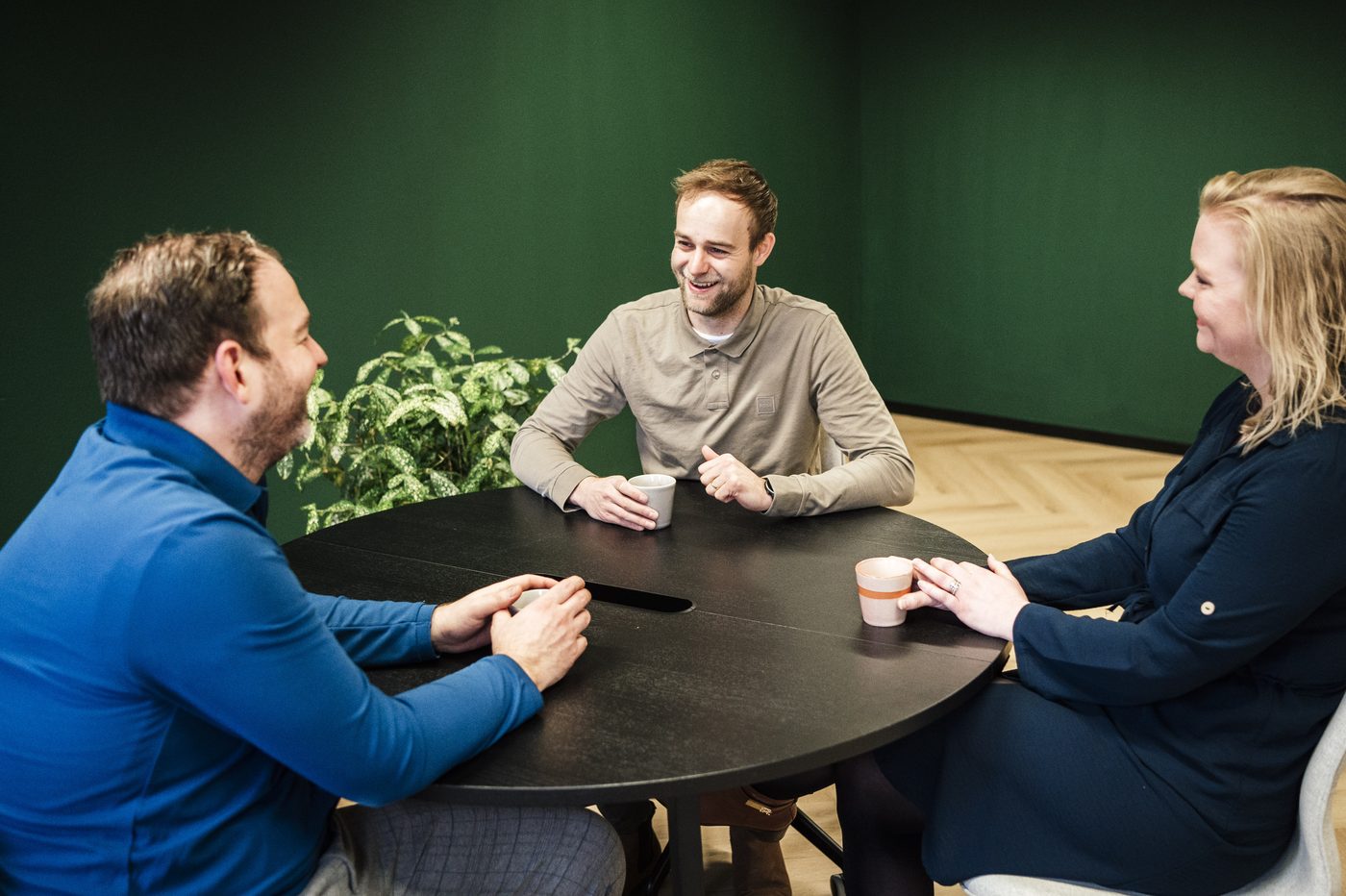 Overleg aan de vergadertafel op het kantoor van Royaal in Scherpenzeel
