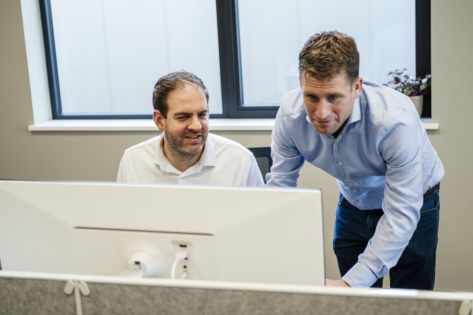 Twee consultants van Royaal werken samen aan een inrichting
