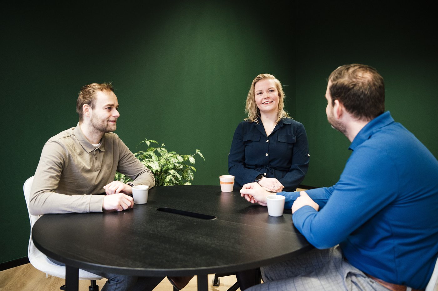 Overleg met een klant aan tafel